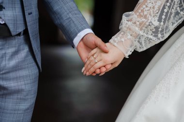 Romantik bir an: Yeni evliler Büyüleyici Bir Ayarda El ele tutuşuyor.