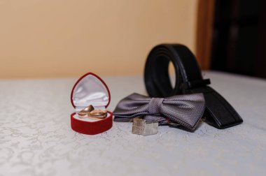 Parlak Yüzeyde Gösterilen Şık Düğün Aksesuarları.