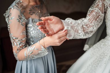 Zarif Düğün Hazırlıkları Ayrıntılı Elbiseler ve Samimi Anlar.