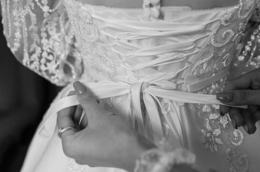 Bir Gelinin Zarafeti: Gelinliği Bağlama Sanatı.