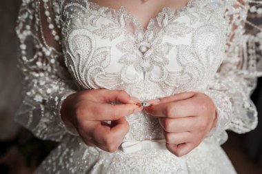 Şık Gelin, Parıldayan Beyaz Elbisesiyle Düğün Gününe Hazırlanıyor.