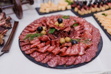 Türlü et ve zeytinli zarif Charcuterie Tabağı.
