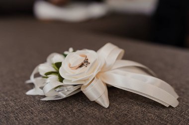 Büyüleyici Çiçek Yaka Çiçeği Parıldayan Nişan Yüzüğüyle süslenmiş.