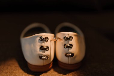 Yumuşak Arkaplanda Dekoratif Bağcıklı Zarif Beyaz Ayakkabılar.