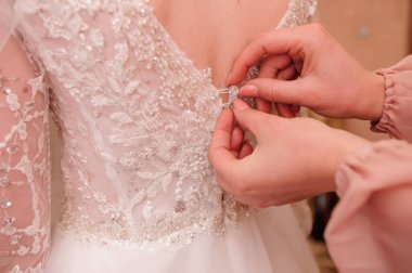 Entrikalı Boncuklu Ayrıntılı Zarif Gelin Hazırlama.