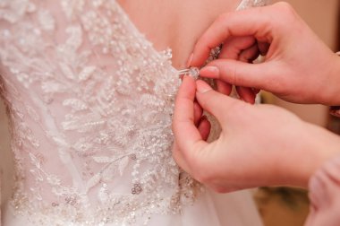 Karmaşık Boncuklu Elbise Ayrıntılarıyla Düğün Töreni Hazırlama.