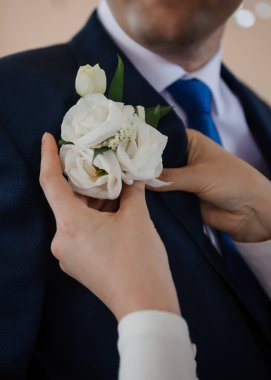 Zarif Damat Hazırlığı: Beyaz Çiçek Yaka Çiçeği Takmak.