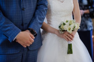 Beyaz Çiçeklerin Gelin ve Damat Tutma Buketi ile Zarif Düğün Töreni.