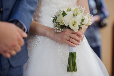 Romantik Düğün Ayarında Beyaz Çiçek Çiçeği Tutan Zarif Gelin.