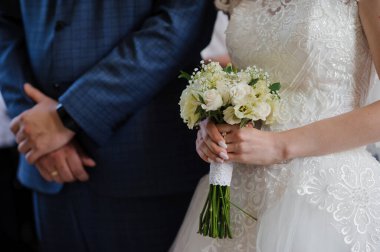 Şık Gelin Düğün Töreni sırasında Romantik Çiçek Buketi Tutuyor.