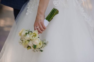 Bir Gelinin Zarif Buketi 'nin Romantik Düğün Sahnesi.