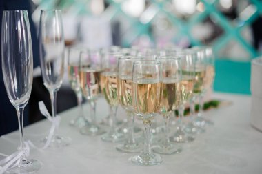 Zarafetin Kutlanması: Şenlik Toplantısında Köpüklü Şampanya Kadehleri.