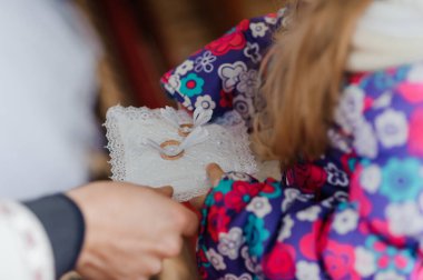 Alyanslar Renkli Ceketli Çocuğun Dekoratif Yastık Sunumu.