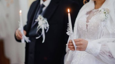 Gelin ve Damat Tutma Mumlarıyla Zarif Düğün Töreni.