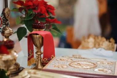 Süslü Kadehler ve Şenlikli Noktalarla Enfes Dini Sunaklar.
