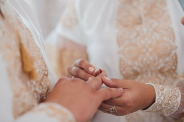 Sevgili Çiftler Arasındaki Yüzük Takası Samimi Düğün Töreni.