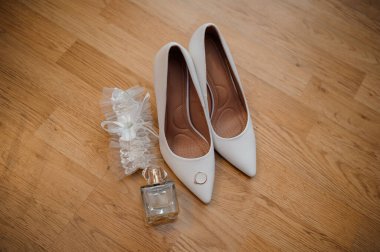 Ahşap Arkaplanda Zarif Gelin Aksesuarları.