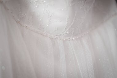 İnci ve zarif nakışlı zarif gelinlik..