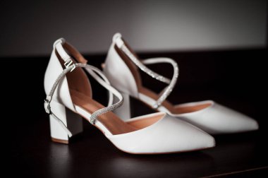 Dekoratif Kayışlı Zarif Beyaz Topuklu Ayakkabılar.