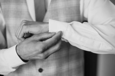 Şık Damat Klasik Giyinerek Düğüne Hazırlanıyor.