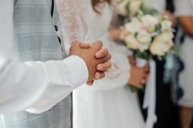 Gelin ve damadın el ele tutuşmasıyla mahrem düğün seremonisi.