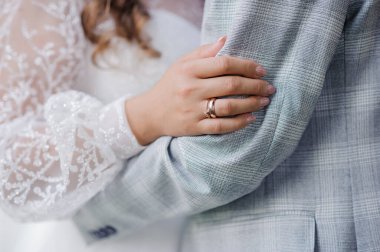 Yeni evlilerin Romantik Kucaklaşması Evlilik Yüzüklerini Gösteriyor.