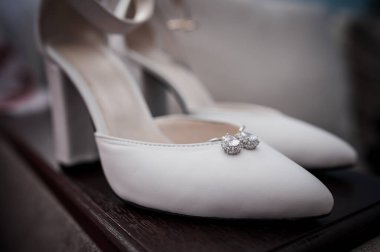 Kristal Aksanlı Zarif Beyaz Düğün Topukları.