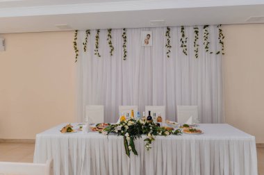 Çiçek Aksanıyla Özel Durum İçin Zarif Şölen Masası Madalyası.