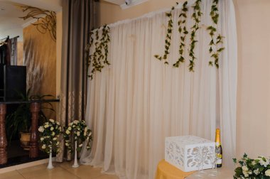 Örtülü Perdeler ve Çiçek Düzenlemeleri ile Zarif Olay Dekorasyonu.