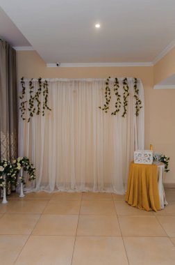 Drapery ve Çiçek Aksanlı Zarif Olay Arkaplanı.