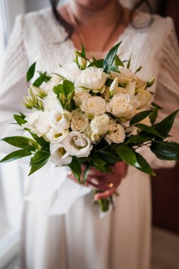 Gelin Romantik Bir Ayarda Güzel Beyaz Çiçek Buketi Tutuyor.