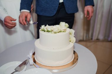 Taze güller ve incilerle süslenmiş zarif 2 katlı düğün pastası..