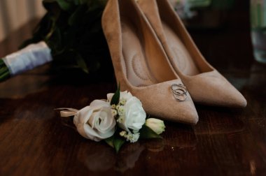 Zarif Düğün Ayakkabıları ve Çiçek Düzenleme.