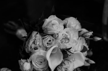 Yüzüklü Zarif Siyah ve Beyaz Düğün Çiçeği.