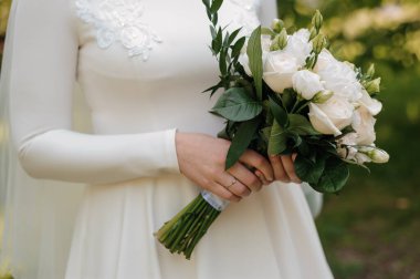 Zarif Gelin, Beyaz Gül Buketini Doğal Bir Ayarda Tutuyor.