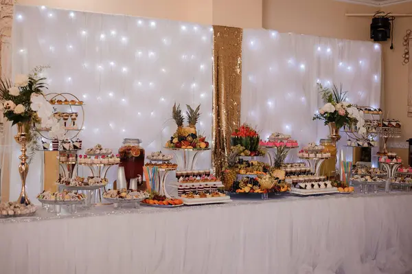 Enfes Tatlı Masası Gösterimi Büyüleyici Bir Olayda.