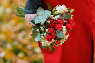 Kırmızı Güllü Zarif Gelin Çiçeği ve Sonbahara Karşı Ökaliptüs.