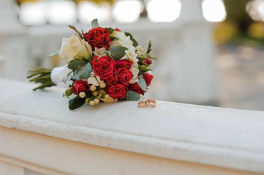 Kırsal bir yüzeyde Yüzüklü Zarif Düğün Buketi.