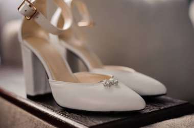 Ayak bileği Kayışı ve Dekoratif Detaylı Zarif Beyaz Topuklar.