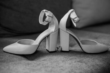 Gösterimde Yüzüklü Zarif Beyaz Topuklar.