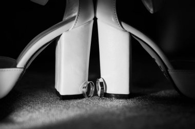 Romantik Ayarlarda Zarif Beyaz Topuklar ve Evlilik Yüzükleri.