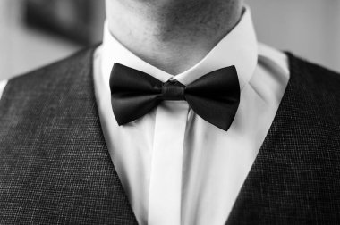 Klasik Papyon ve Resmî Kıyafet içeren Zarif Siyah Kravat Takımı.