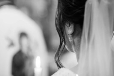 Siyah ve Beyaz Mum Işıklı Zarif Gelin.