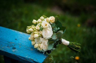 Şık Beyaz Gül Buketi Kırsal Mavi Bençte.