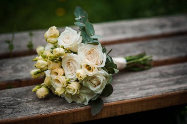 Kırsal Ahşap Masada Beyaz Gül Buketi.