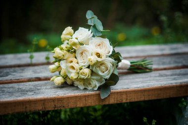 Kırsal Tahta Masada Zarif Beyaz Çiçek Buketi.