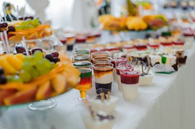 Çeşitli Meyve ve Şekerlerle Renkli Tatlı Masası.