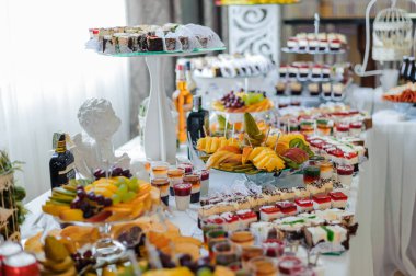 Enfes Gurme Tatlıları ve Taze Meyveler Kutlama Kutlaması Dizisi.