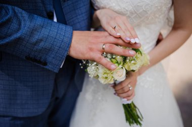 Buket ve Alyanslı Romantik Düğün Elleri.