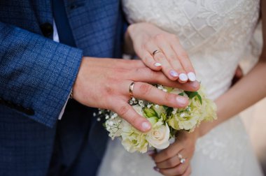 Romantik Bir An: Evlilik Yüzüklerinin ve Gelin Buketinin Yakın Çekimi.